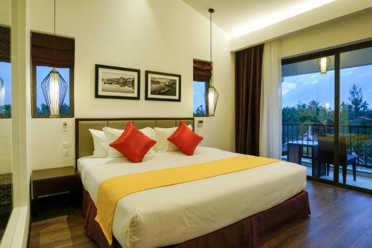 Superior Double with Street View